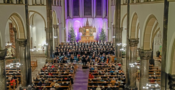 Der Junge Chor im Pastoralverbund und der Gast-Chor aus Nordkirchen gestalteten mit Tobias Leschke die weihnachtliche Andacht. - © Foto IKZ-Online, 07-01-2019
