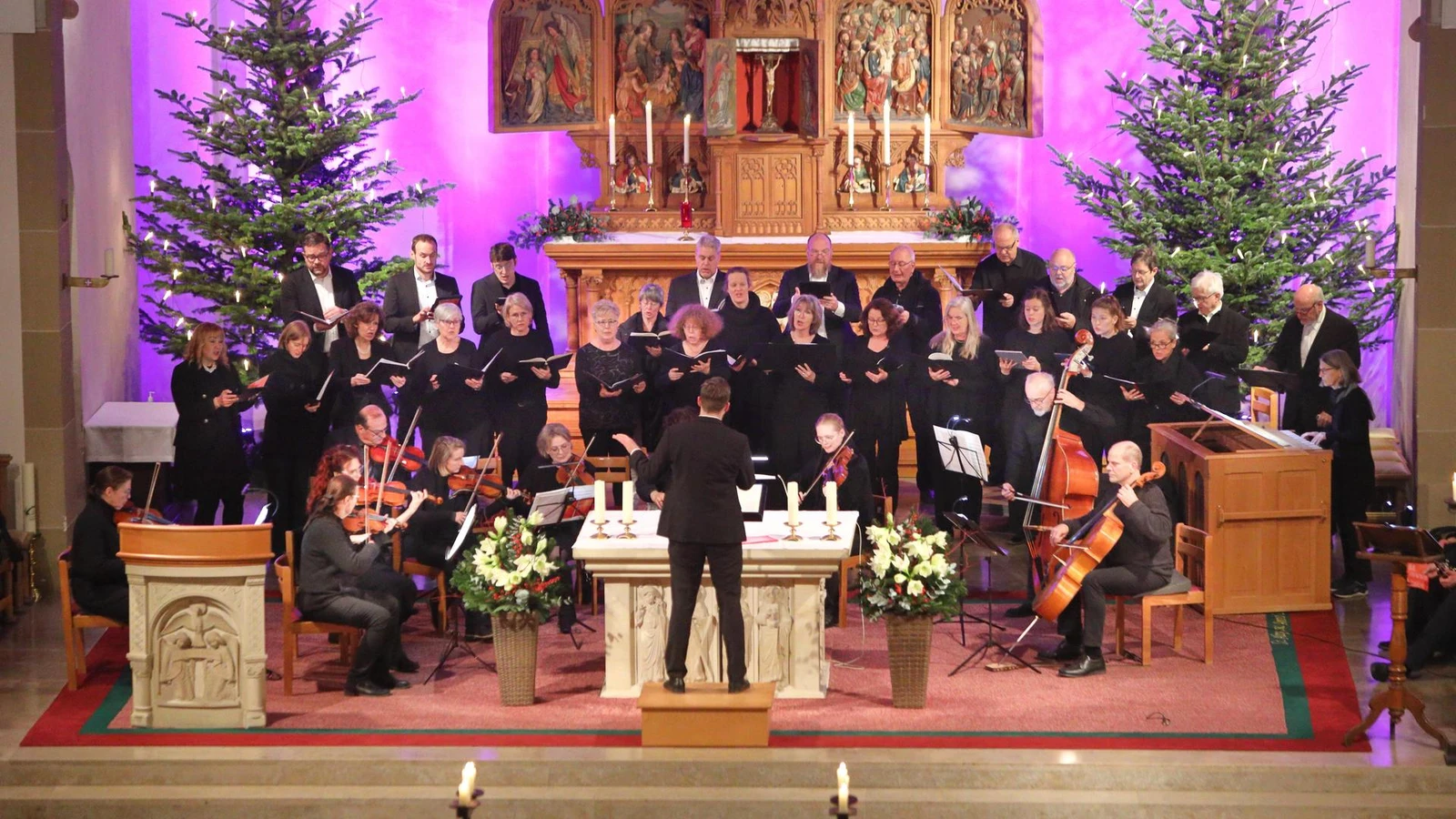 „Töne des Lichts“: Die katholischen Chöre Iserlohns zogen unter der Leitung von Tobias Leschke am zweiten Weihnachtstag alle Register. © IKZ | Stephan Greitzke